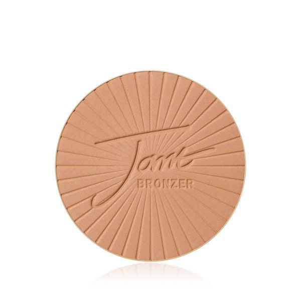 PureBronze Matinio Bronzanto Papildymas Medium
A compact of PureBronze Matinio Bronzanto Papildymas in the medium shade, featuring a sunburst design embossed into the product. The bronzer is housed in a round, open compact and the label reads "Bronzer" beneath the sunburst pattern, providing a matte finish. The product offers a natural, bronzed look for medium skin tones.