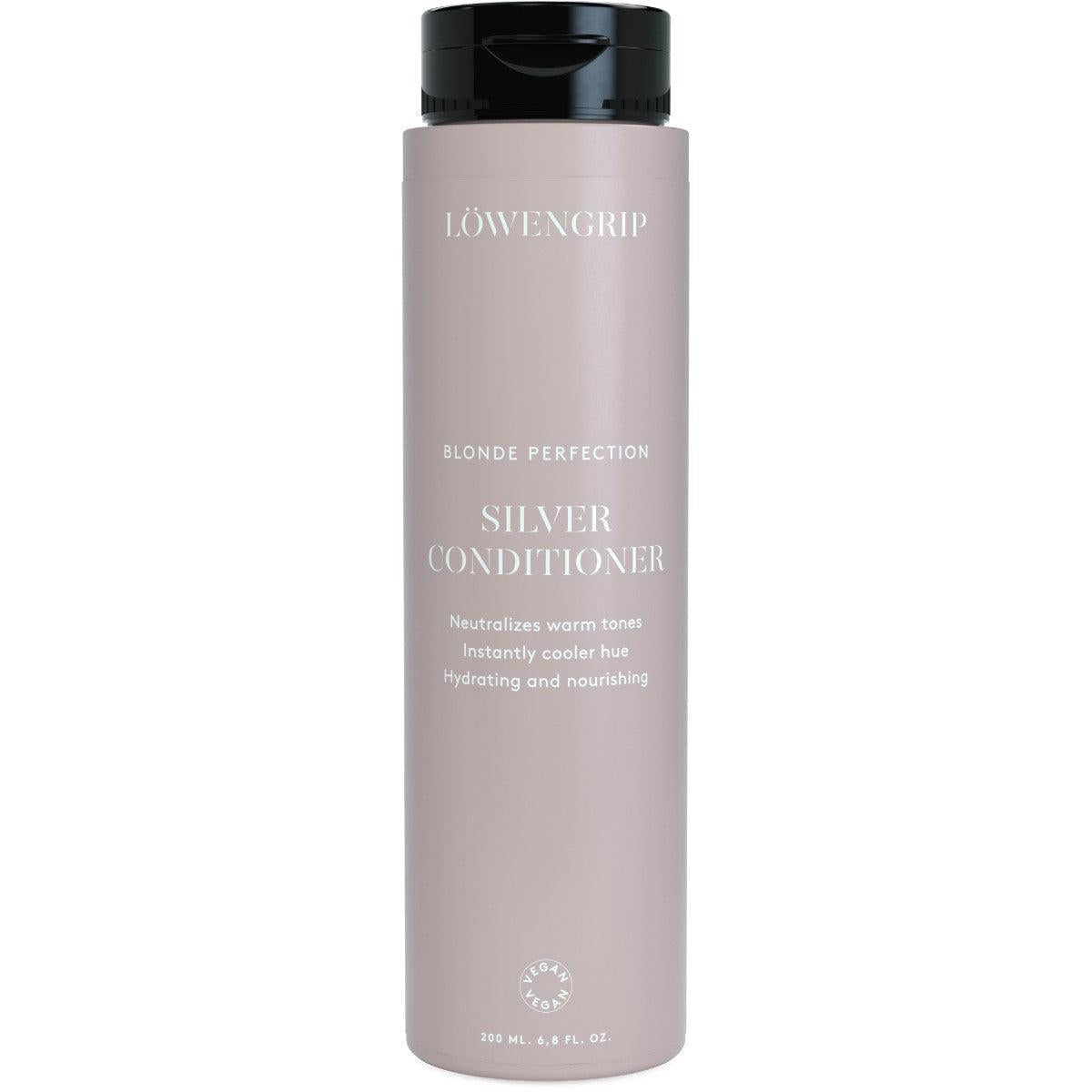 Löwengrip Silver Conditioner
A bottle of Löwengrip Blonde Perfection Silver Conditioner that neutralizes warm tones in blonde hair, providing an instantly cooler hue. The conditioner is hydrating and nourishing, designed to enhance the vibrancy and shine of blonde hair. It is vegan and comes in a 200ml size.