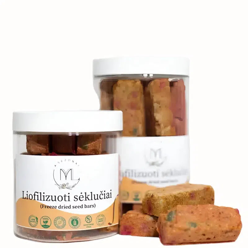 
A clear jar containing freeze-dried seed bars, with the label clearly visible. The bars inside the jar are rectangular and display visible colors, with an emphasis on natural ingredients. The packaging is designed with a clean and minimalist style, and includes icons indicating that the product is 100% natural and additive-free.