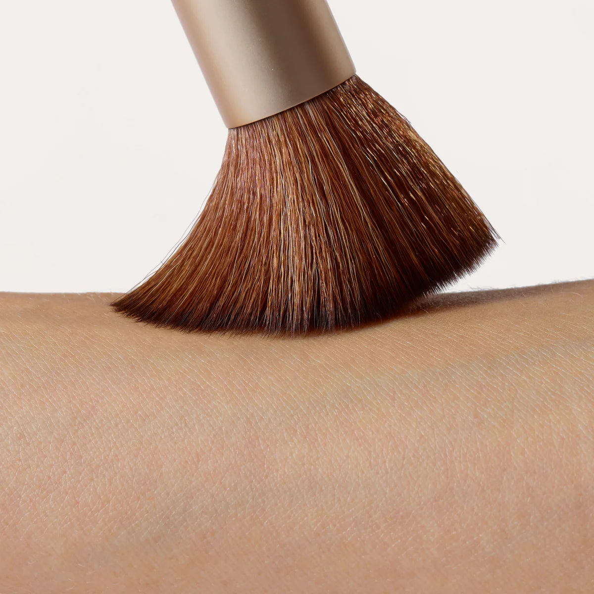 JANE IREDALE Presuotos pudros šepetėlis The Handi